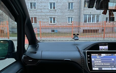 Toyota Voxy III, 2018 год, 2 990 000 рублей, 13 фотография