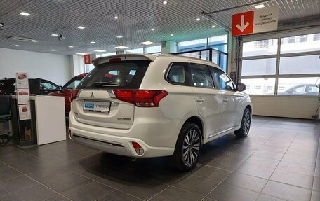 Mitsubishi Outlander III рестайлинг 3, 2022 год, 3 050 000 рублей, 4 фотография