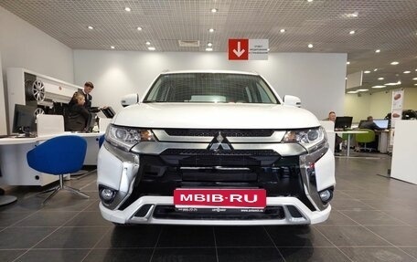Mitsubishi Outlander III рестайлинг 3, 2022 год, 3 050 000 рублей, 2 фотография