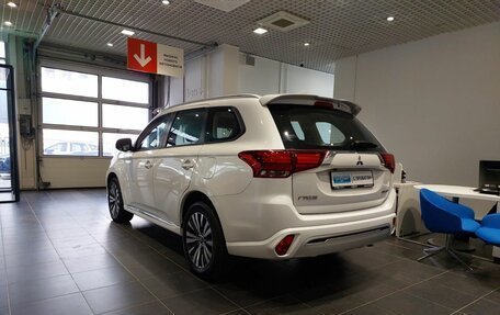 Mitsubishi Outlander III рестайлинг 3, 2022 год, 3 050 000 рублей, 6 фотография