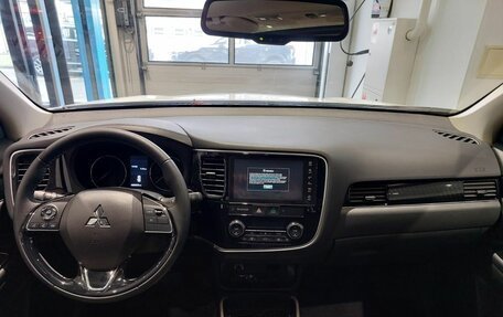 Mitsubishi Outlander III рестайлинг 3, 2022 год, 3 050 000 рублей, 11 фотография