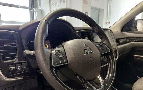 Mitsubishi Outlander III рестайлинг 3, 2022 год, 3 050 000 рублей, 13 фотография