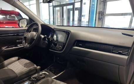Mitsubishi Outlander III рестайлинг 3, 2022 год, 3 050 000 рублей, 10 фотография