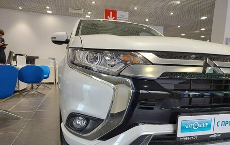Mitsubishi Outlander III рестайлинг 3, 2022 год, 3 050 000 рублей, 9 фотография