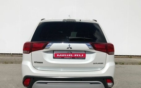 Mitsubishi Outlander III рестайлинг 3, 2018 год, 2 140 000 рублей, 6 фотография