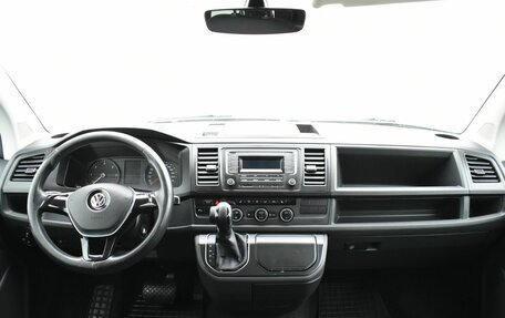 Volkswagen Multivan T6 рестайлинг, 2017 год, 2 799 000 рублей, 10 фотография