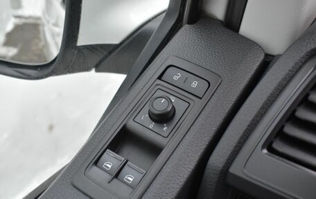 Volkswagen Multivan T6 рестайлинг, 2017 год, 2 799 000 рублей, 19 фотография