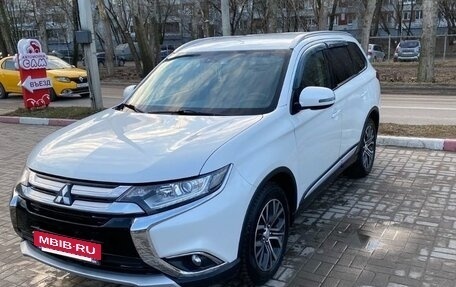Mitsubishi Outlander III рестайлинг 3, 2015 год, 1 580 000 рублей, 2 фотография