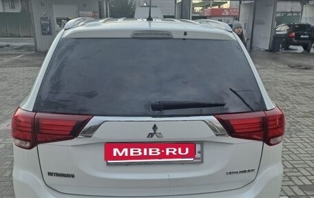 Mitsubishi Outlander III рестайлинг 3, 2015 год, 1 580 000 рублей, 5 фотография
