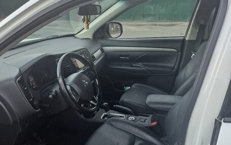 Mitsubishi Outlander III рестайлинг 3, 2015 год, 1 580 000 рублей, 6 фотография