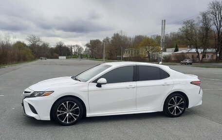 Toyota Camry, 2018 год, 2 050 000 рублей, 2 фотография