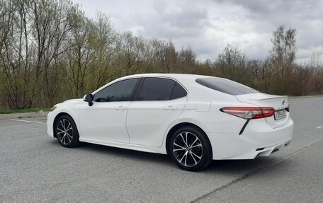 Toyota Camry, 2018 год, 2 050 000 рублей, 3 фотография