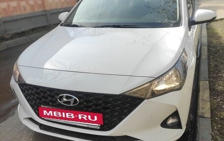Hyundai Solaris II рестайлинг, 2021 год, 2 000 000 рублей, 3 фотография