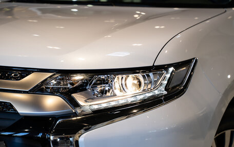 Mitsubishi Outlander III рестайлинг 3, 2022 год, 3 490 000 рублей, 10 фотография