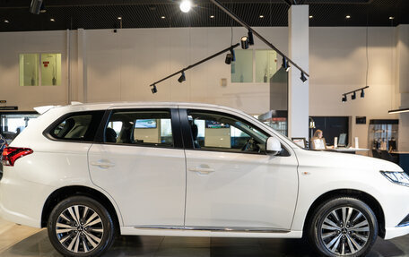 Mitsubishi Outlander III рестайлинг 3, 2022 год, 3 490 000 рублей, 4 фотография