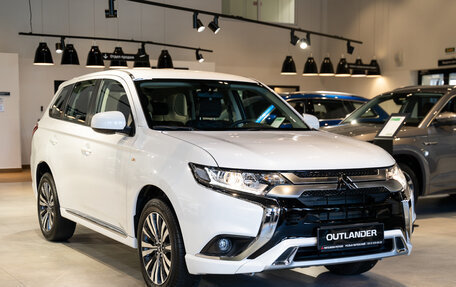 Mitsubishi Outlander III рестайлинг 3, 2022 год, 3 490 000 рублей, 3 фотография