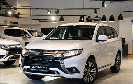 Mitsubishi Outlander III рестайлинг 3, 2022 год, 3 490 000 рублей, 2 фотография