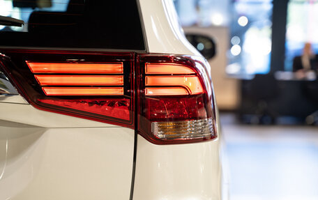 Mitsubishi Outlander III рестайлинг 3, 2022 год, 3 490 000 рублей, 12 фотография