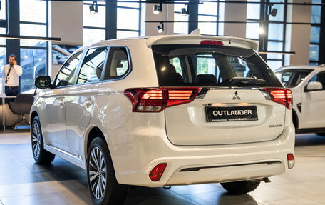 Mitsubishi Outlander III рестайлинг 3, 2022 год, 3 490 000 рублей, 8 фотография