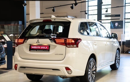 Mitsubishi Outlander III рестайлинг 3, 2022 год, 3 490 000 рублей, 5 фотография