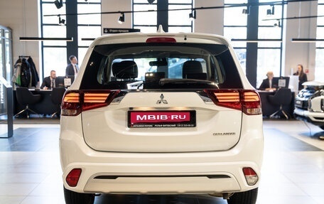 Mitsubishi Outlander III рестайлинг 3, 2022 год, 3 490 000 рублей, 6 фотография