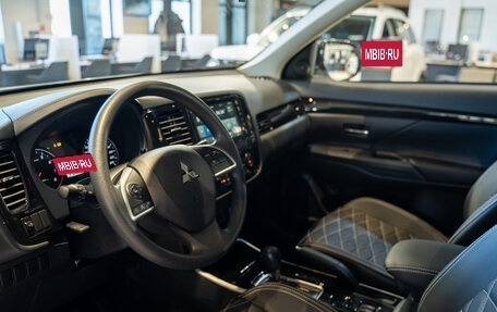 Mitsubishi Outlander III рестайлинг 3, 2022 год, 3 490 000 рублей, 14 фотография