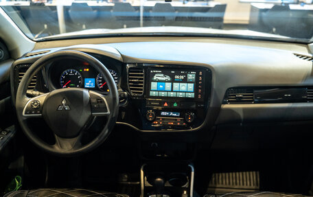 Mitsubishi Outlander III рестайлинг 3, 2022 год, 3 490 000 рублей, 15 фотография
