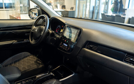 Mitsubishi Outlander III рестайлинг 3, 2022 год, 3 490 000 рублей, 31 фотография