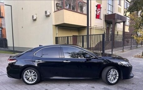 Toyota Camry, 2020 год, 2 600 000 рублей, 3 фотография