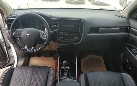 Mitsubishi Outlander III рестайлинг 3, 2021 год, 2 320 000 рублей, 10 фотография