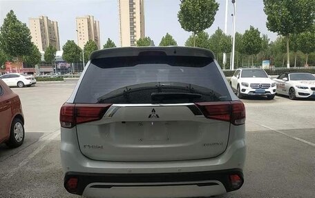 Mitsubishi Outlander III рестайлинг 3, 2021 год, 2 320 000 рублей, 6 фотография