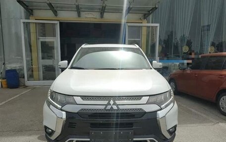 Mitsubishi Outlander III рестайлинг 3, 2021 год, 2 320 000 рублей, 2 фотография