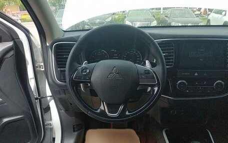 Mitsubishi Outlander III рестайлинг 3, 2021 год, 2 320 000 рублей, 11 фотография