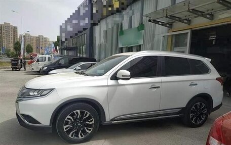 Mitsubishi Outlander III рестайлинг 3, 2021 год, 2 320 000 рублей, 3 фотография