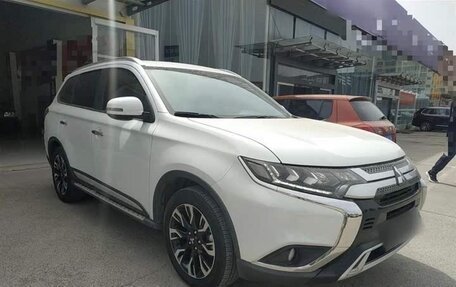 Mitsubishi Outlander III рестайлинг 3, 2021 год, 2 320 000 рублей, 4 фотография