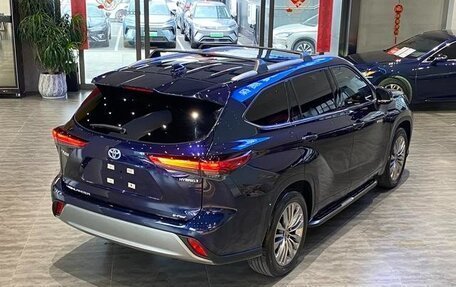 Toyota Highlander, 2022 год, 3 750 000 рублей, 2 фотография