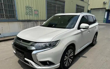 Mitsubishi Outlander III рестайлинг 3, 2021 год, 2 350 000 рублей, 1 фотография