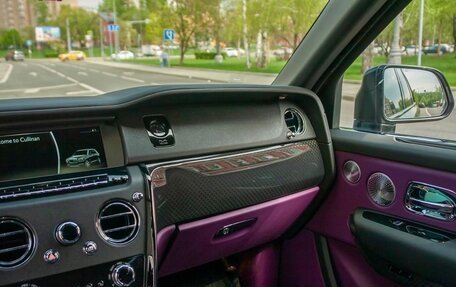 Rolls-Royce Cullinan, 2021 год, 45 500 000 рублей, 28 фотография