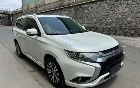 Mitsubishi Outlander III рестайлинг 3, 2021 год, 2 350 000 рублей, 2 фотография