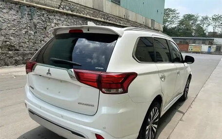 Mitsubishi Outlander III рестайлинг 3, 2021 год, 2 350 000 рублей, 5 фотография