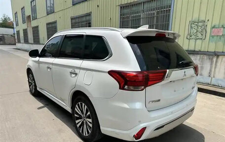 Mitsubishi Outlander III рестайлинг 3, 2021 год, 2 350 000 рублей, 4 фотография