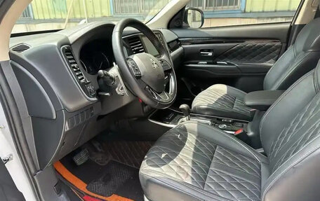 Mitsubishi Outlander III рестайлинг 3, 2021 год, 2 350 000 рублей, 7 фотография