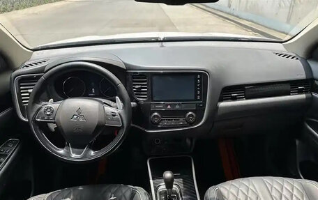 Mitsubishi Outlander III рестайлинг 3, 2021 год, 2 350 000 рублей, 8 фотография