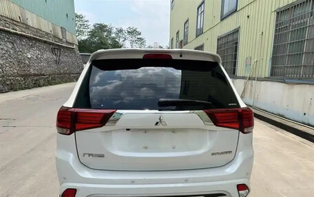 Mitsubishi Outlander III рестайлинг 3, 2021 год, 2 350 000 рублей, 6 фотография