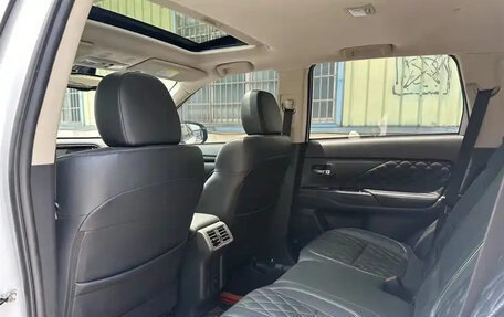 Mitsubishi Outlander III рестайлинг 3, 2021 год, 2 350 000 рублей, 9 фотография