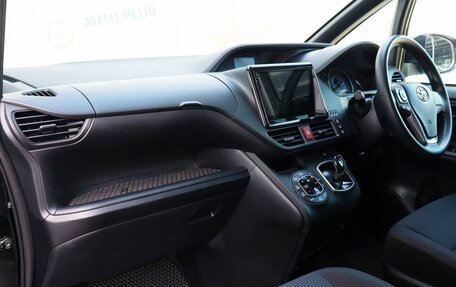 Toyota Voxy III, 2018 год, 2 550 000 рублей, 9 фотография