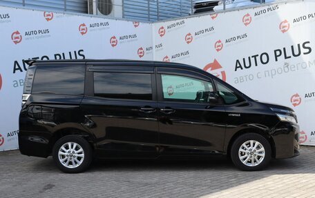 Toyota Voxy III, 2018 год, 2 550 000 рублей, 3 фотография
