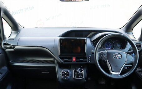 Toyota Voxy III, 2018 год, 2 550 000 рублей, 10 фотография
