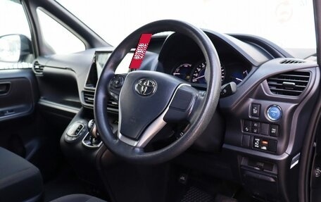 Toyota Voxy III, 2018 год, 2 550 000 рублей, 11 фотография