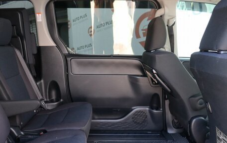 Toyota Voxy III, 2018 год, 2 550 000 рублей, 15 фотография